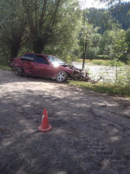 На Верховинщині поліцейський розбив чужу машину (ФОТО)