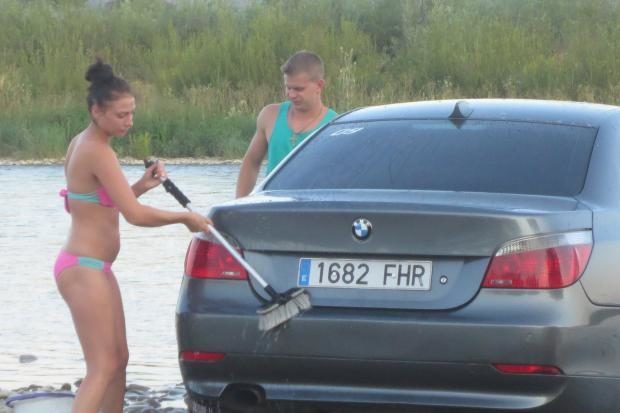 У Калуші молода пара вимила автомобіль BMW у Лімниці – на зауваження не реагували (ФОТОФАКТ)
