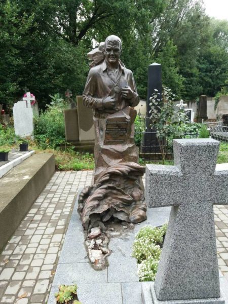 У Коломиї вандали понищили пам’ятник на могилі відомого спортсмена (ФОТОФАКТ)