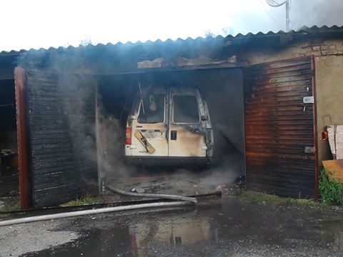 Одинадцять рятувальників гасили пожежу в гаражі на Коновальця (ФОТО)