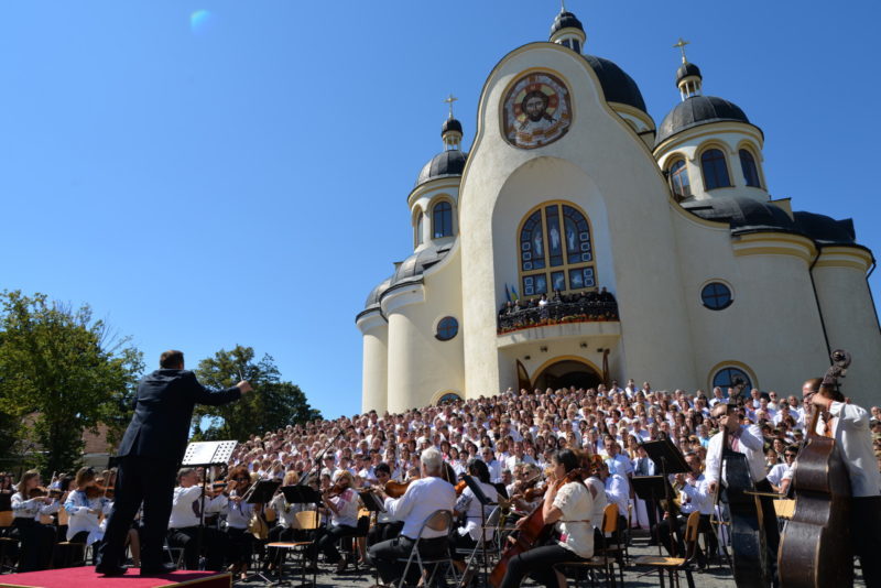 У Коломиї одночасно співали 775 хористів: як це було (ВІДЕО)