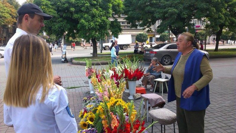 Інспекція з благоустрою взялась наводити порядок з незаконним продажем квітів в центрі міста – не обійшлось без скандалу (ВІДЕО)