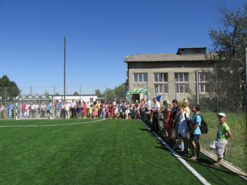 У селі на Надвірнянщині відкрили футбольний майданчик зі штучним покриттям (ФОТО)