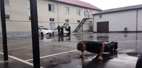Керівник патрульної поліції Франківська долучився до естафети віджимань (ВІДЕО)