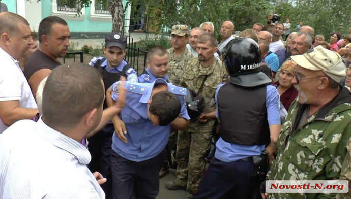 Миколаївський поліцейський стріляв по закутому в кайданки, останній помер
