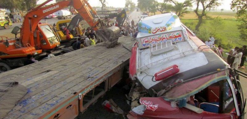 У Пакистані весільний автобус впав в ущелину, загинули 25 осіб