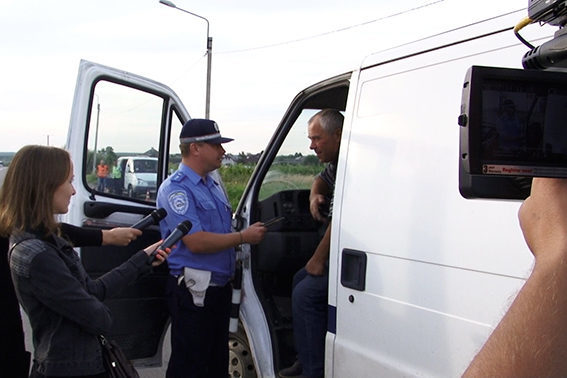 Поліція з журналістами й активістами пильнували водіїв на аварійно небезпечній дорозі (ФОТО)
