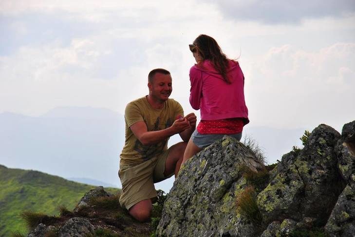 Боєць АТО зробив дівчині пропозицію вийти заміж на карпатській вершині (ФОТО)