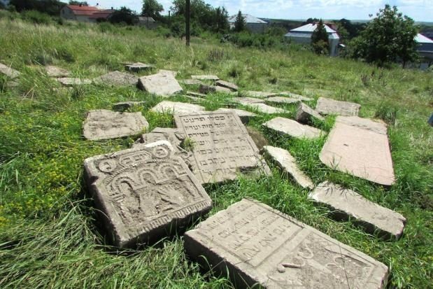 На вулицях Рогатина знайшли півсотні давніх надгробків (ФОТО)