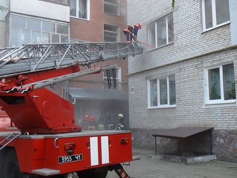 Двох дівчат врятували під час пожежі будинку на Галицькій (ФОТО)