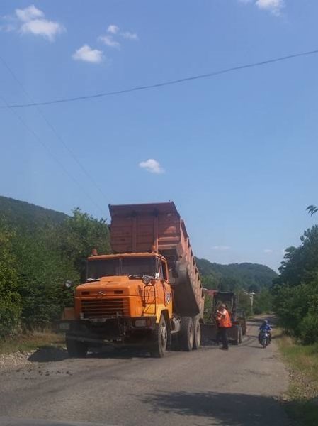 На Косівщині триває ремонт дороги “Яблунів – Делятин”