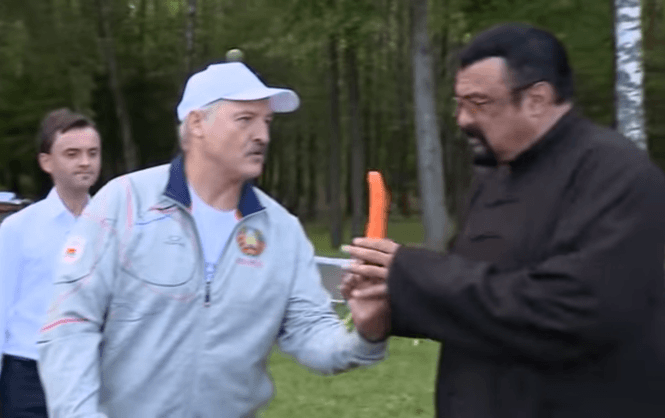 Лукашенко нагодував Сігала морквою (ВІДЕО)