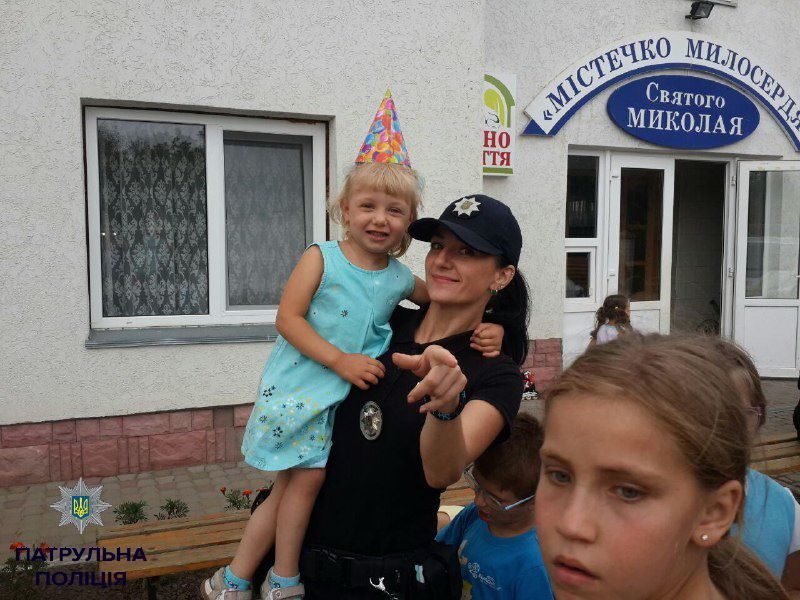 Дівчинку з сиротинця привітали з днем народження франківські патрульні (ФОТО)