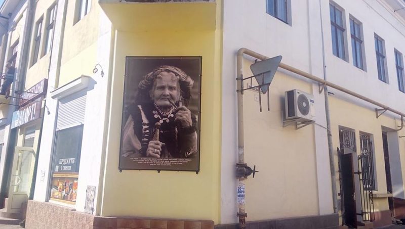 На фасаді будинку в Коломиї розмістили фото Сеньковського “Стара Гуцулка” (ФОТО)