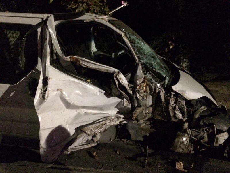 Чергове резонансне ДТП у Коломиї – учасник АТО за кермом розбив чужу машину та дерева (ФОТО)