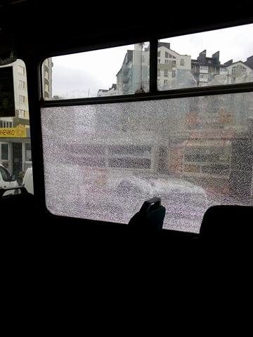 Франківці скаржаться на маршрутку, яка їздить з розбитим вікном (ФОТО)