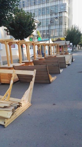 Вночі у Коломиї вандали понищили ятки святкового Спаського ярмарку (ФОТОФАКТ)
