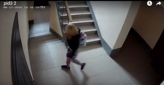 У Франківську шукають жінку, яку звинувачують у крадіжці дитячих речей з квартири (ВІДЕО)
