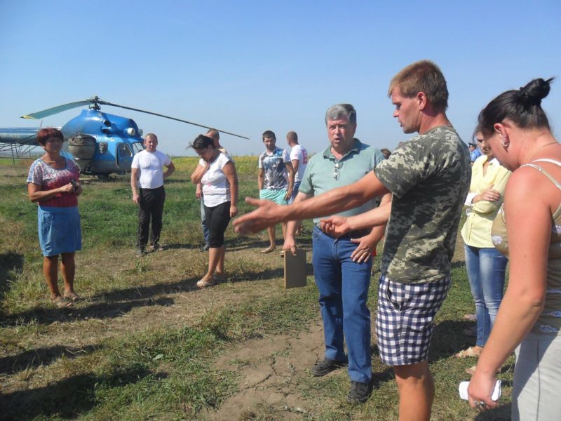 На Городенківщині селяни влаштували погоню за гелікоптером, який кропив землю невідомими хімікатами (ФОТО, ВІДЕО)