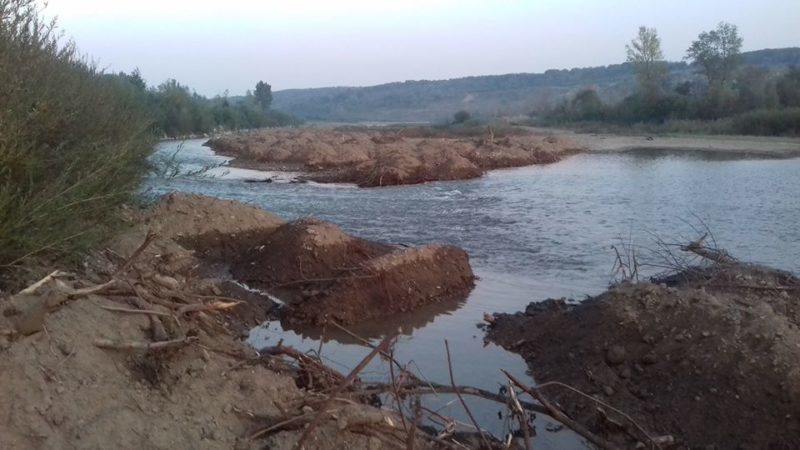 На Прикарпатті селяни самовільно змінюють русло річки Прут (ФОТО)