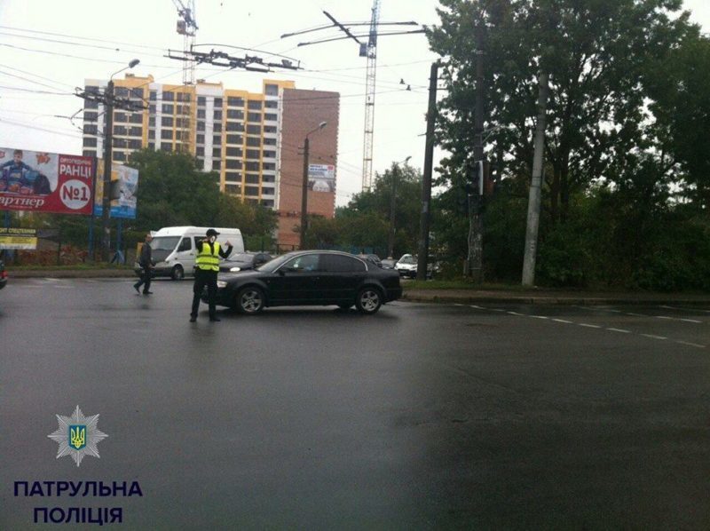 Замість наведення ладу на Пасічній, патрульна поліція регулює рух на перехресті з вимкнутим світлофором (ФОТОФАКТ)