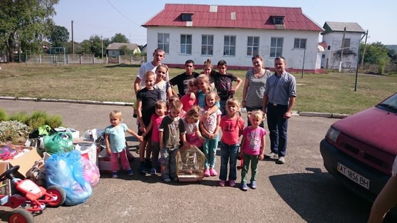Прикарпатські волонтери привезли дітям на реабілітації допомогу та папугу (ФОТО)