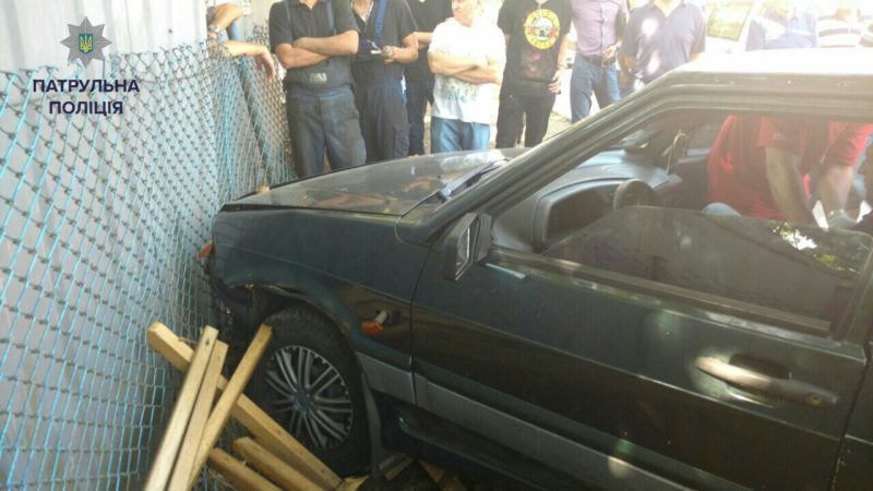 На Хоткевича п’яний водій збив жінку на тротуарі та розбив машину об гараж (ФОТОФАКТ)