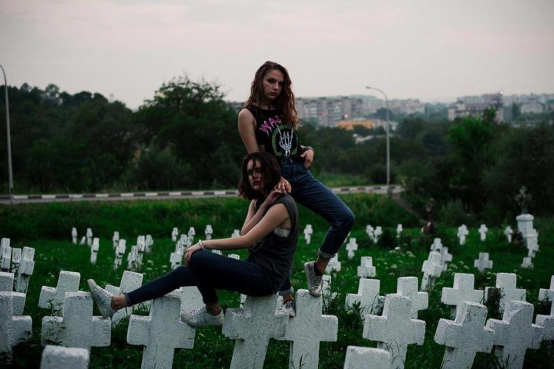 Юні калушанки влаштували фотосесію на могилах воїнів Першої світової війни (ФОТО)