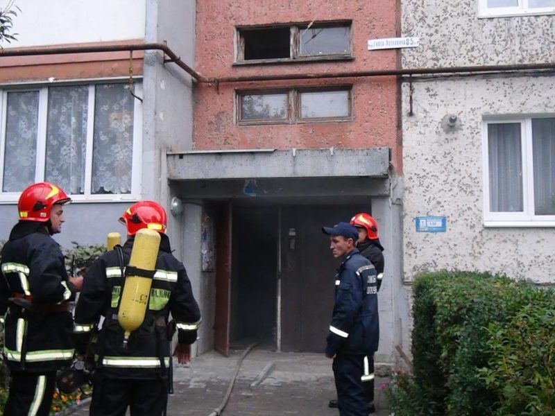 На Симоненка горіла кухня в багатоповерхівці – пожежники врятували людину