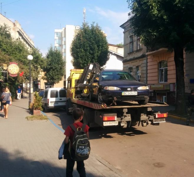У центрі Франківська евакуювали неправильно припарковану автівку (ФОТОФАКТ)