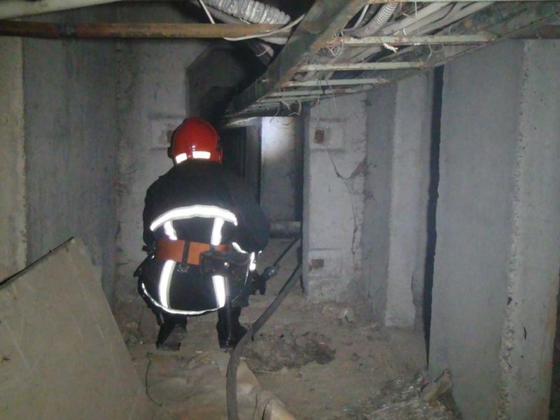 У Калуші чоловік не міг вийти з підвалу – допомогли рятувальники