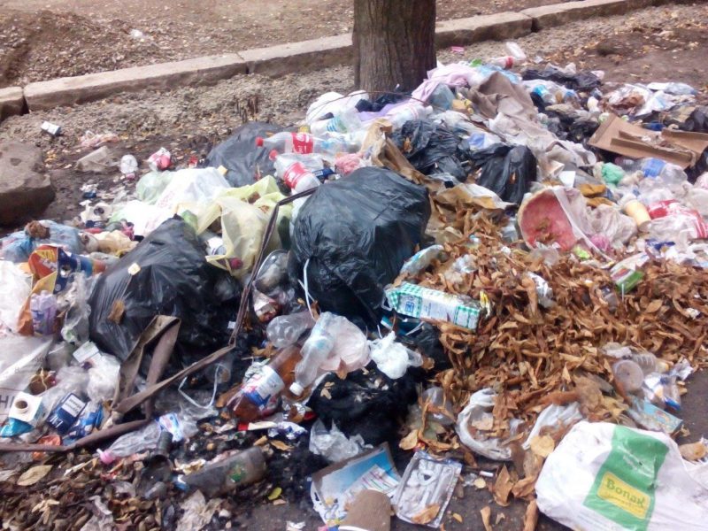 Жителі Франківська влаштували смітник на вулиці Гнатюка (ФОТО)