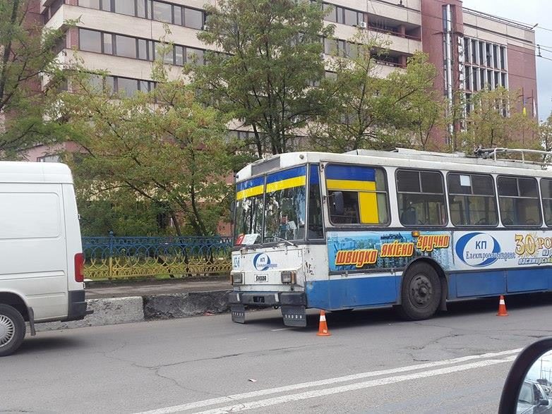 Тролейбус та мікроавтобус зіткнулися на вулиці Незалежності (ФОТОФАКТ)