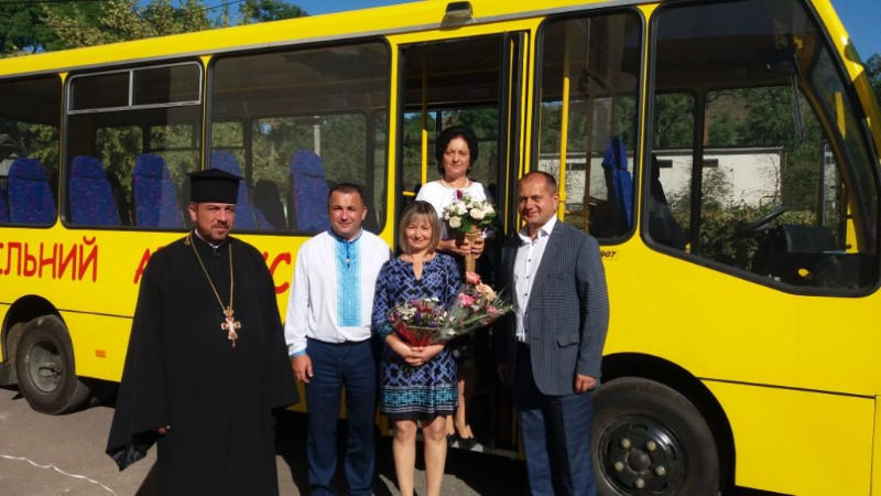 Учні одного із прикарпатських сіл їздитимуть до школи на новенькому автобусі (ФОТОФАКТ)