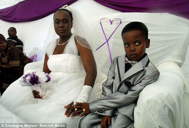 8-річний школяр одружився на 61-річній жінці за наказом духа предка (ФОТО)