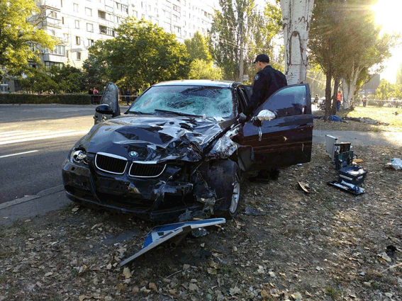 У Миколаєві BMW вбив на дорозі чотирьох комунальників (ФОТО)