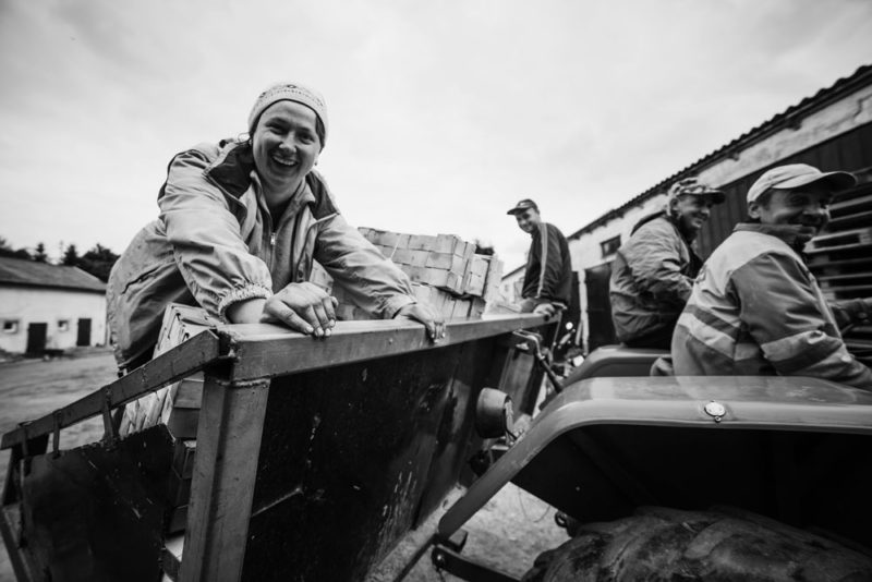 Український фотограф показав “чорно-біле” життя наших заробітчан (ФОТО)