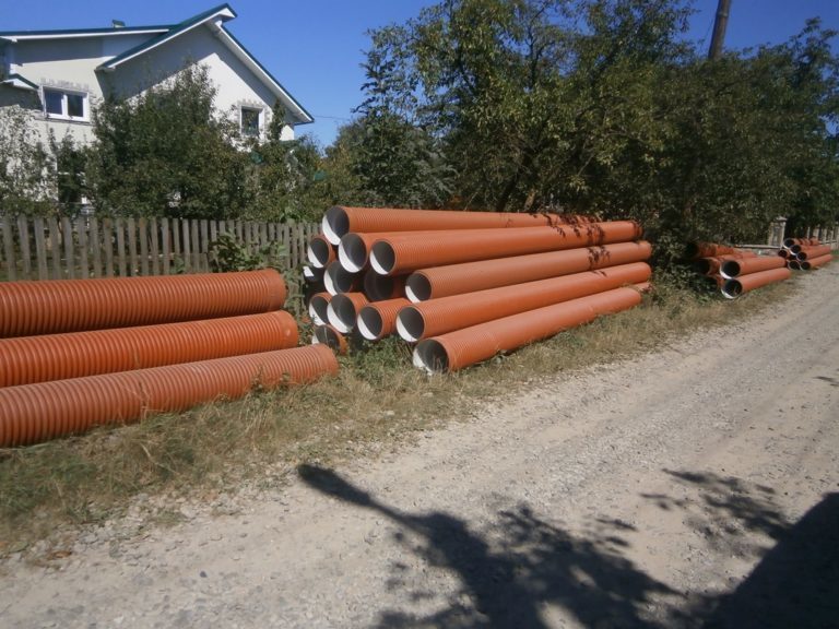 На благо екології: каналізаційний колектор облаштовують у Надвірній (ФОТО)