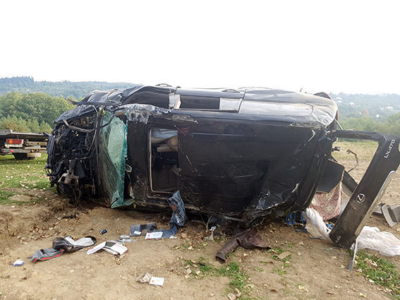 Водій, який вчинив смертельну аварію на Косівщині, розбив чужу автівку та сам здався поліції (ФОТО)
