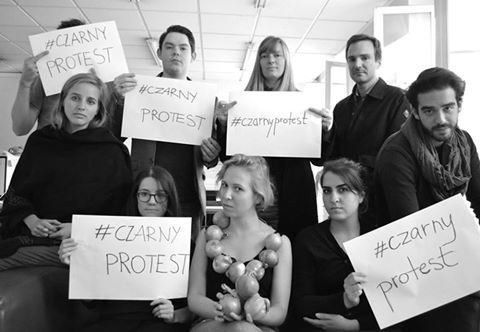 Чорний протест. У соцмережах набирає обертів кампанія проти повної заборони абортів у Польщі