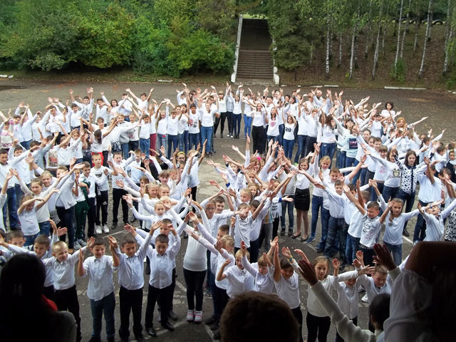 Масштабний флешмоб відбувся у прикарпатській школі з нагоди Дня миру (ВІДЕО)