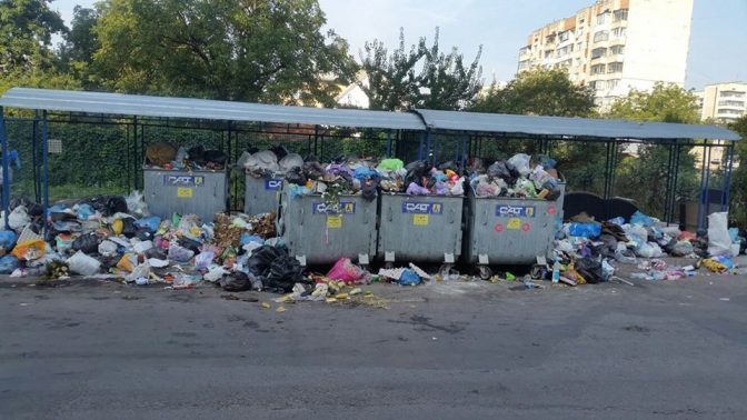 Львів завалений сміттям. Мешканці перекривають міські вулиці