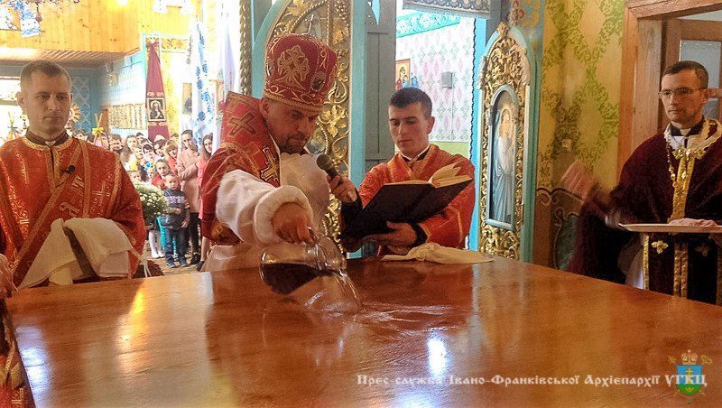 Кивот та престол освятили у прикарпатській церкві (ФОТО)