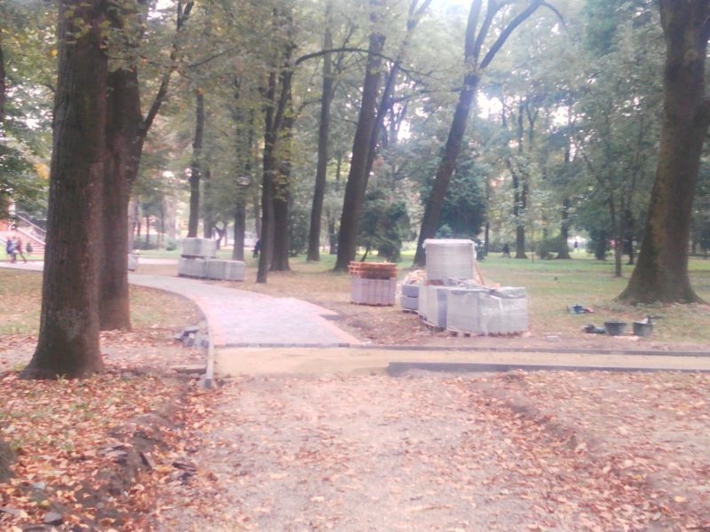 У парку в центрі міста триває ремонт (ФОТО)