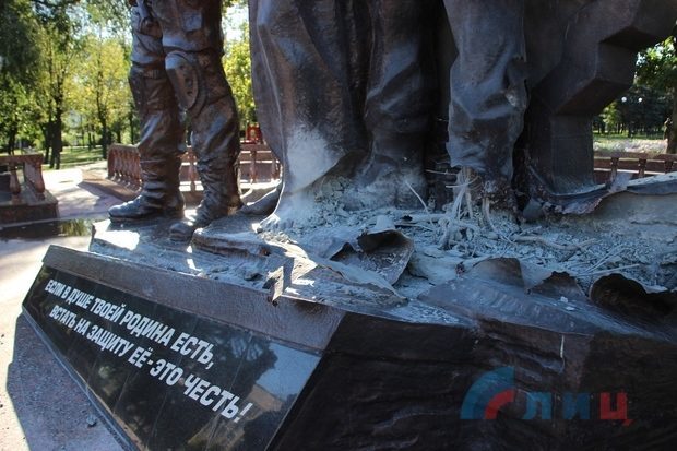 У Луганську підірвали пам’ятник бойовикам (ФОТО)