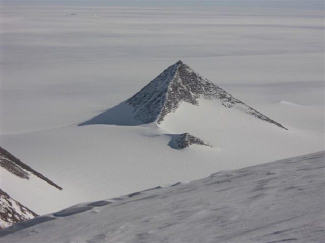 Вчені знайшли в Антарктиді древні рукотворні піраміди (ФОТО)