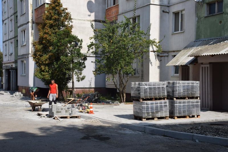 До кінця вересня відремонтують міжбудинковий проїзд на Хоткевича за мільйон гривень