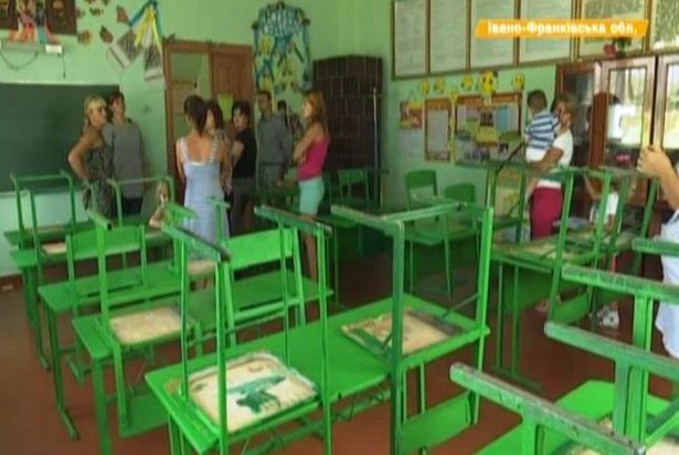 В селі на Богородчанщині батьки знову не пускають дітей до школи – вимагають людських умов навчання (ВІДЕО)