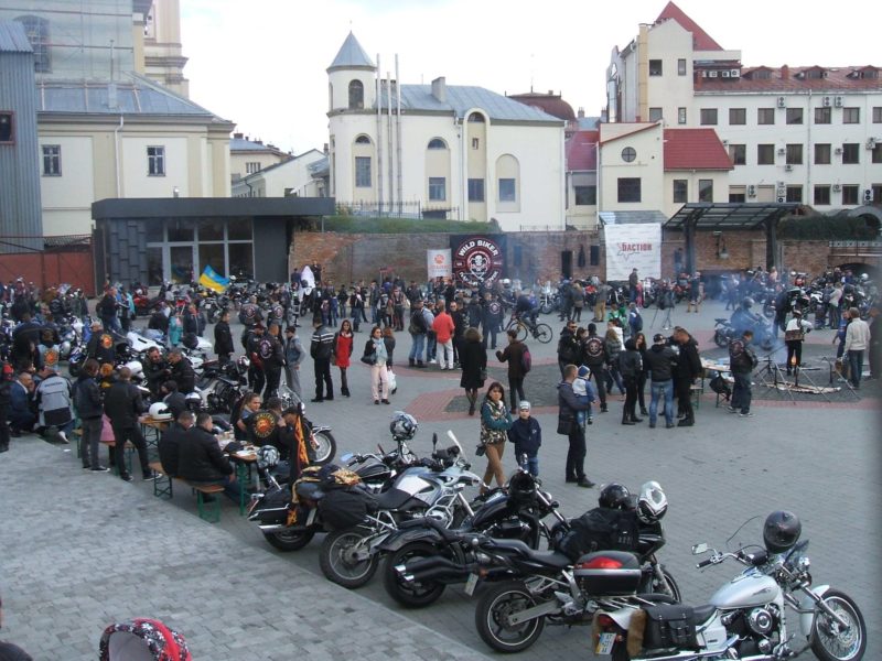 Прикарпатські байкери нашуміли в центрі міста – закривали мотосезон (ФОТО)