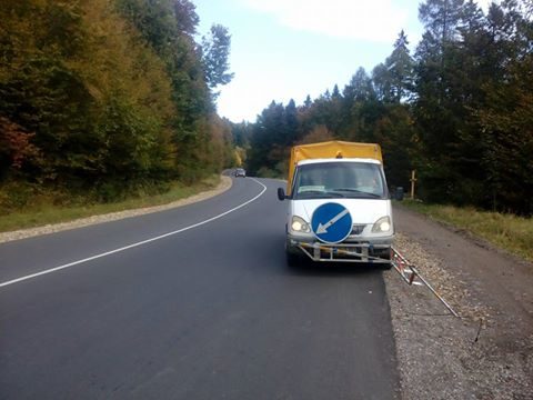 На відремонтовану дорогу на Гуцульщині наносять розмітки (ФОТО)